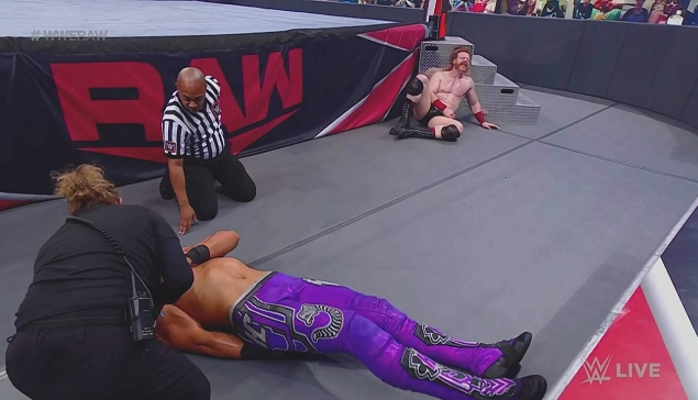 WWE RAW : Humberto Carrillo blessé, son match arrêté 