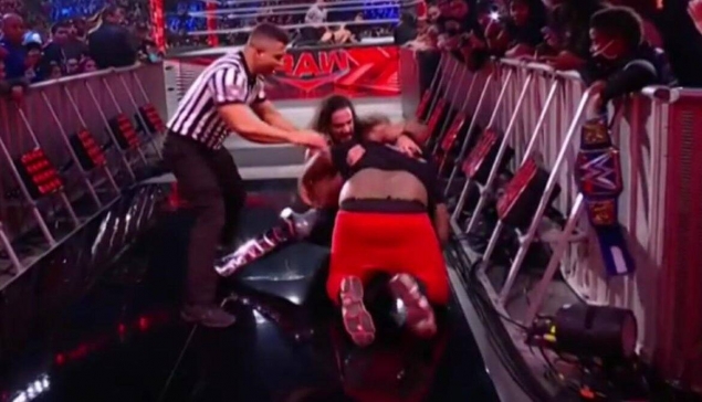 Seth Rollins s'exprime sur l'attaque du fan à RAW