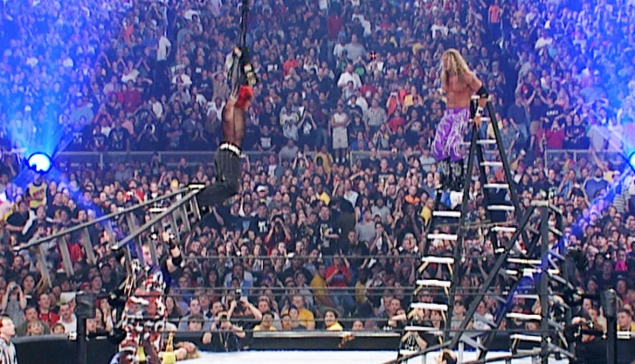 J-29 WrestleMania 17 : Spear d'Edge sur Jeff Hardy du haut de l'échelle