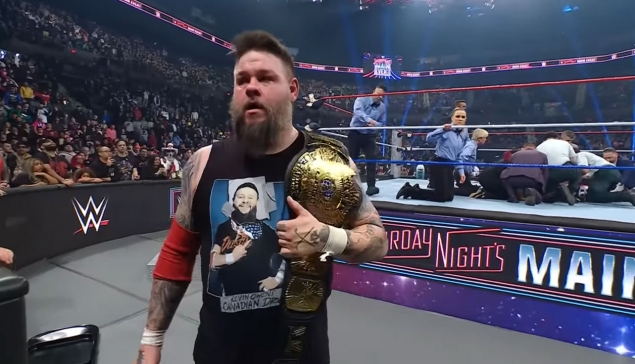 Kevin Owens en possession de la WWE Winged Eagle Championship