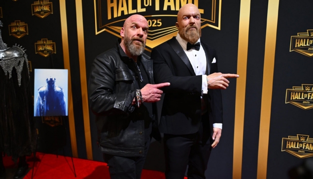 Triple H pose avec sa statue de cire à WWE World 2025